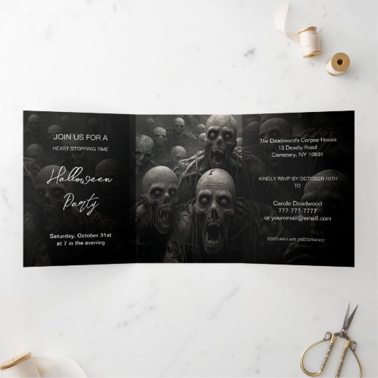 Doden zijn opkomend Halloween feest Drieluik Uitnodiging (Binnen)