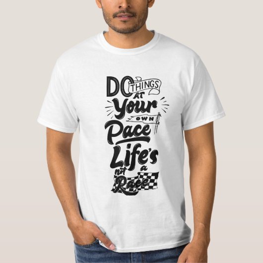 DOE DINGEN IN JE EIGEN TEMPO LEVENS GEEN RACE. T-SHIRT (Voorkant)