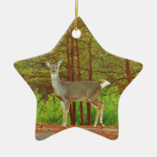 Doe een hert aan de rand van de bossen keramisch ornament