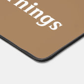 Doe geen ochtendgestreepte wilde konijn die rondsm bureaumat (Hoek)