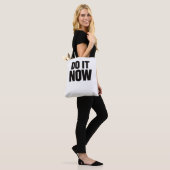 Doe Het Nu Motiverende Spreuk Minimale Typografie Tote Bag (Op model)