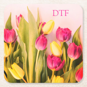 Doe-het-zelf roze monogram/naam, roze en gele tulp kartonnen onderzetters