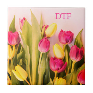 Doe-het-zelf roze monogram/naam, roze en gele tulp tegeltje