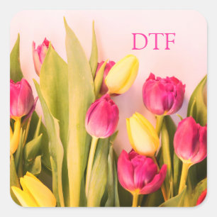 Doe-het-zelf roze monogram/naam, roze en gele tulp vierkante sticker