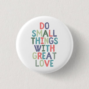 Doe kleine dingen met een geweldige liefdesquote ronde button 3,2 cm
