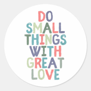 Doe kleine dingen met een geweldige liefdesquote ronde sticker