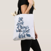 Doe kleine dingen met geweldige liefde tote bag (Dichtbij)