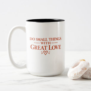 Doe Kleine Dingen Met Grote Liefde T-Shirt Tweekleurige Koffiemok