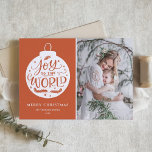 Doe mee aan het Oranje kerstfeest van de wereldpri Feestdagen Kaart<br><div class="desc">Fantastische en rituele kerstfotokaart voor je familie en vrienden. Het biedt een robuust vakantieoord ornament, "Joy to the World", een modern kalligrafie-citaat met sneeuwaccenten en een oranje achtergrond. Personaliseer door een foto, een naam, een jaar en andere details toe te voegen. Deze met de hand gevulde kerstkaart is ook verkrijgbaar...</div>