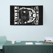 Doe mee Heksen We Stemmen op Kamala Halloween Spandoek (Beurs)