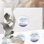 Doe mee in de Mountains Lavender Valley Wedding Ronde Sticker<br><div class="desc">Doe mee met ons in de bergen, gepersonaliseerde bruiloft uitnodiging envelop seals, ideaal voor een berg bruiloft resort of bestemming bruiloft op het schilderachtig platteland. Het ontwerp heeft een moderne typografie en een idyllisch waterverf landschap. De dromerige bergkam scène beeldt bergen, groene heuvels en een rustige vallei weide van het...</div>