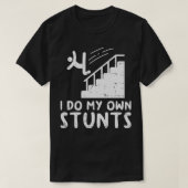 Doe mijn eigen stunts trappen grappig gebroken bot t-shirt (Design voorkant)