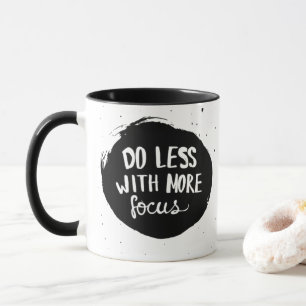 Doe Minder Met Meer Focus - Minimalistische Zwarte Mok