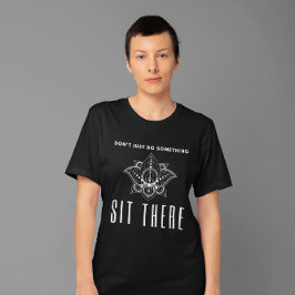 Doe niet gewoon iets, ga zitten - Meditatie T-shirt