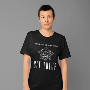 Doe niet gewoon iets, ga zitten - Meditatie T-shirt