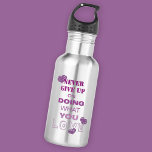 Doe wat je leuk vindt Schattigee Motivatie tekst T Waterfles<br><div class="desc">Dit schattige flesje heeft een typografisch ontwerp met een motivatie citaat in paarse kleuren gezegde "Geef nooit op wat je leuk vindt", en drie gekrabbelde harten. Cool en mooi cadeau voor iedereen die een beetje aanmoediging en inspiratie nodig heeft om hun eigen pad te blijven volgen. · U kunt het...</div>