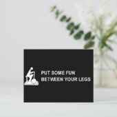 DOE WAT PLEZIER TUSSEN JE BENEN T-SHIRT BRIEFKAART (Staand voorkant)