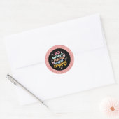 Doe wat u tevreden maakt met roze citaat ronde sticker (Envelop)