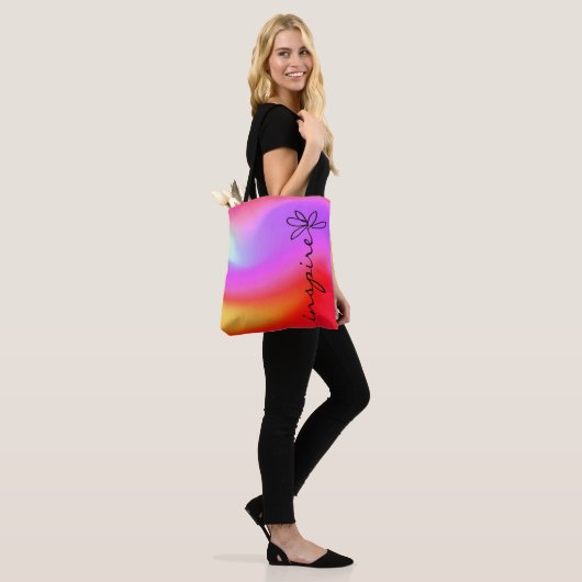 doedle art daisy met het woord " inspire " tote bag (Op model)