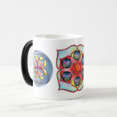 Doedling op het symbool van de Mondiale Eenheid Magische Mok (Voorkant links)