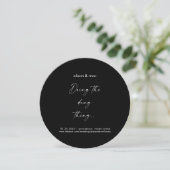 Doet het Dang Ding Ronde Zwarte Foto Save The Date (Staand voorkant)