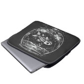 "Doet het goed" - Goudvis door BurnsInHell Laptop Sleeve (Voorkant onderkant)