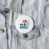 Dog als dokter met spuit ronde button 7,6 cm (In situ)