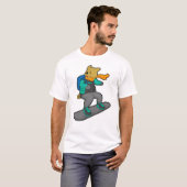 Dog als Snowboarder met Snowboard & Backpack T-shirt (Voorkant volledig)