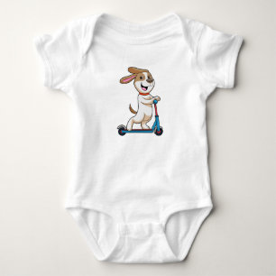 Dog als wandelaar met scooter romper