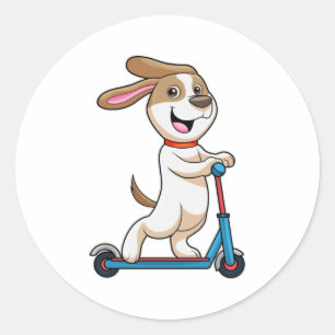 Dog als wandelaar met scooter ronde sticker