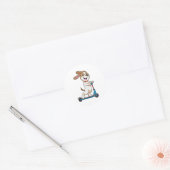 Dog als wandelaar met scooter ronde sticker (Envelop)