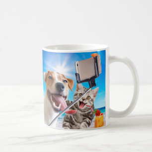 Dog and cat fotographed selfie on the phone koffiemok