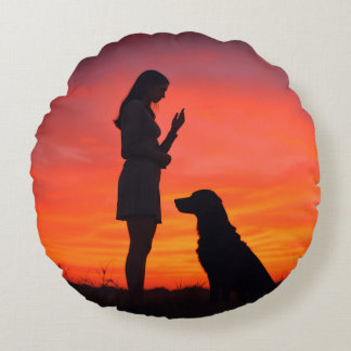 dog and girl Throw Pillows Rond Kussen