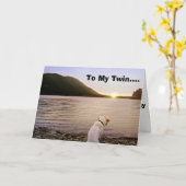 DOG BIJ BEACH ZEGT "HAPPY BIRTHDAY" OP ZIJN *TWIN* KAART (Gele Bloem)