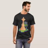 Dog bij Chess met Chess T-shirt (Voorkant volledig)