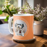 Dog Bone en Polka Dot Pet Photo Lijst Koffiemok<br><div class="desc">Een leuke manier om een foto van je favoriete huisdier weer te geven. De polka dot border lijsten een schattig afbeelding en de hondennaam zit in een cartoon hondenbot. Voeg je favoriete puppy afbeelding toe en maak een schattig aandenken van de familie huisdieren.</div>