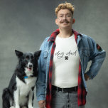 Dog Dad T-shirt<br><div class="desc">Eenvoudig en schattig t-shirt ontwerp voor een hond eigenaar. In de tekst staat "dog dad" met een afbeelding van een hondenpoot.</div>