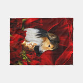 Dog en Kitten ingebed in rode rozen Fleece Deken (Voorkant (Horizontaal))