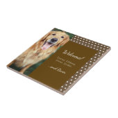 Dog Foto en familienaam Polka Dot Brown Welkom Tegeltje (Zijkant)
