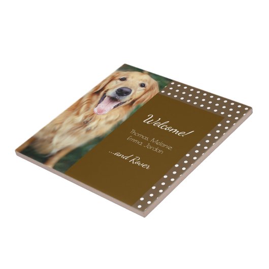 Dog Foto en familienaam Polka Dot Brown Welkom Tegeltje (Zijkant)