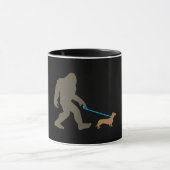 Dog Gift | Bigfoot Walking Dachshund Mok (Midden)