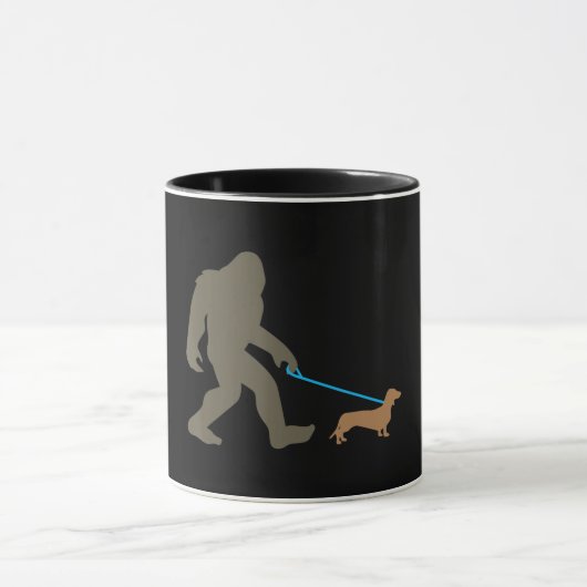 Dog Gift | Bigfoot Walking Dachshund Mok (Midden)