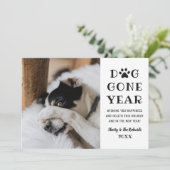 Dog Gone Year Funny Black White Pet Foto Feestdagenkaart (Staand voorkant)
