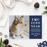 Dog Gone Year Funny Navy Pet Feestdagenkaart<br><div class="desc">Het is een "Dog Gone Year" geweest! Show van je favoriete quarantainevriend met deze moderne en grappige fotokaart die je vrienden en familie dit vakantieseizoen zal laten glimlachen. Pas de witte douanetekst aan met een vakantiebericht van gezondheid en geluk, en neem de naam van uw puppy hond en uw familienaam...</div>