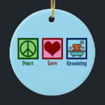 Dog Groomer Peace Love Pet Grooming Keramisch Ornament<br><div class="desc">Peace Love Dog Grooming. Een schattig cadeautje voor de handel in honden voor een gezelschapsgezelschapsgezelschap dat je zoete pooch groet. Hij heeft een vredesteken,  een hart en een schattige hond in een bad.</div>