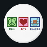 Dog Groomer Peace Love Pet Grooming Magneet<br><div class="desc">Peace Love Dog Grooming. Een schattig cadeautje voor de handel in honden voor een gezelschapsgezelschapsgezelschap dat je zoete pooch groet. Hij heeft een vredesteken,  een hart en een schattige hond in een bad.</div>