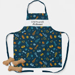 Dog Groomer Pet Salon Tools Custom Name Apron Schort<br><div class="desc">Een leuk platform met een tapijtsalon en groomingtools tegen een donkere achtergrond - voeg twee regels aangepaste tekst toe. Ideaal voor iedereen die van honden,  dieren houdt of die misschien een hondensalon of een huisdier heeft dat loopt of verzorgt.</div>