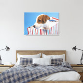 Dog in een cadeaudoos canvas afdruk (Insitu (Slaapkamer))