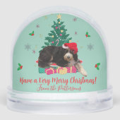 Dog in Santa hat & Christmas Tree  Sneeuwbol (Achterkant)