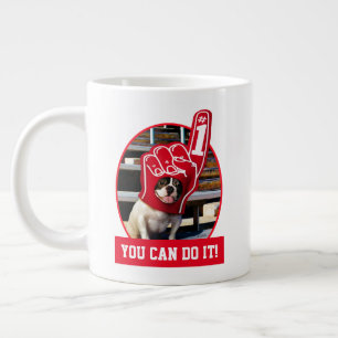Dog in schuimhand grote koffiekop